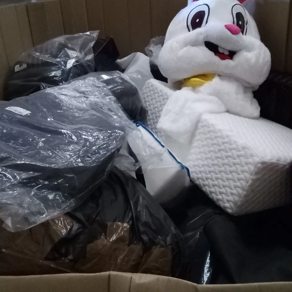 PALLET OF ASSORTED ITEMS INCLUDING FEAGAR MEMORY FOAM SEAT CUSHION, FOLDABLE TRAVEL PILLOW, SHINGUARDS, BOXING GLOVES, SNOW PANTS, SPORTS LIFE JACKET