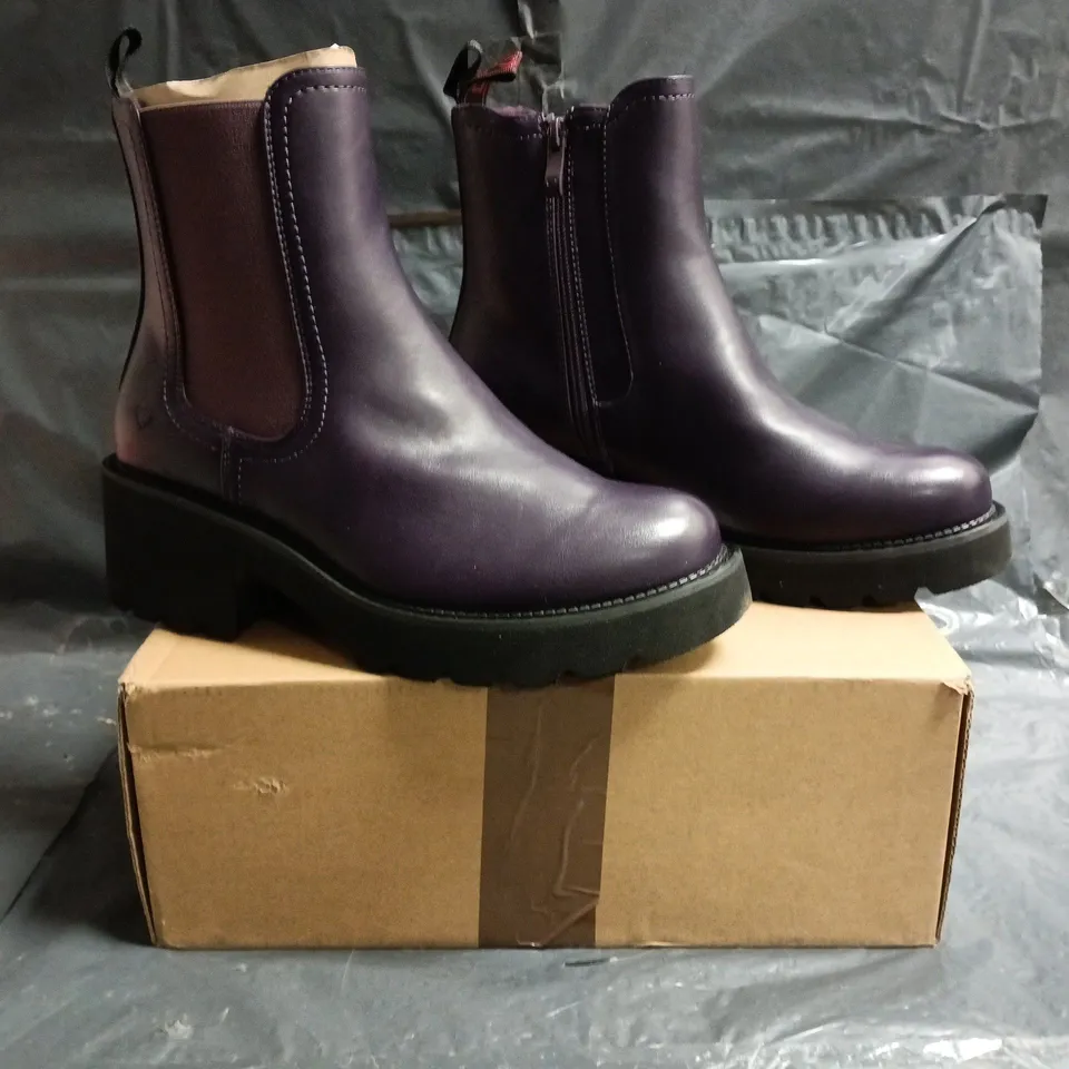 BOXED PAIR OF HEAVENLY FEET BOCK HEEL ANKLE BOOTS IN PURPLE SIZE UK 6