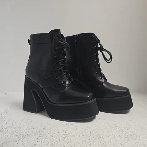 BOXED PAIR OF SEDAI PLATFORM BLOCK HEEL ANKLE BOOTS IN BLACK SIZE 4