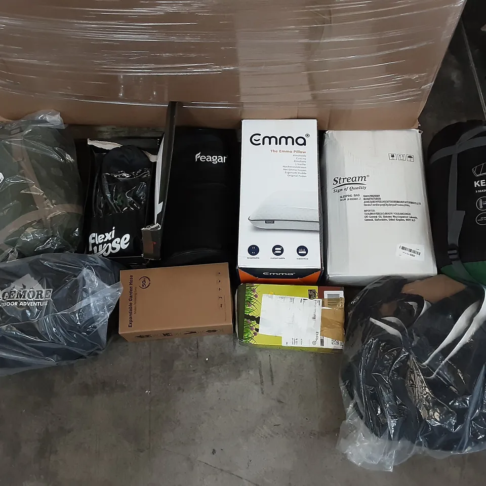 PALLET OF ASSORTED PRODUCTS TO INCLUDE FLEXI HOSE, RECCI BEDDING, SUPLONG 100FT HOSE, AGEMORE SLEEPING BAG, FEAGAR, EMMA PILLOW