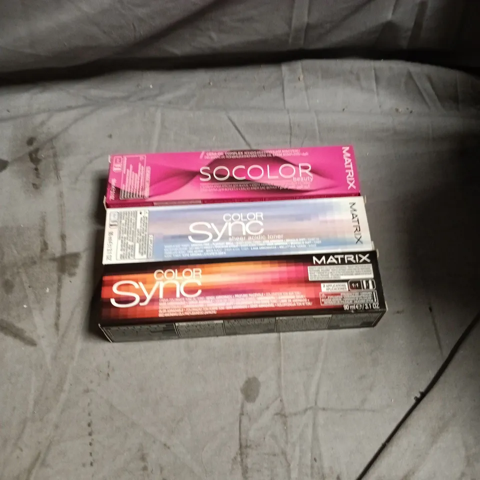 BOX OF APPROXIMATELY 60 MATRIX HAIR CARE PRODUCTS INCLUDING COLOR SYNC MEDIUM BLONDE VIOLET MOCHA/BRUNETTE NEUTRAL/BRUNETTE ASH/MEDIUM BLONDE VIOLET ASH AND SO COLOR DARK BLONDE ASH MOCHA