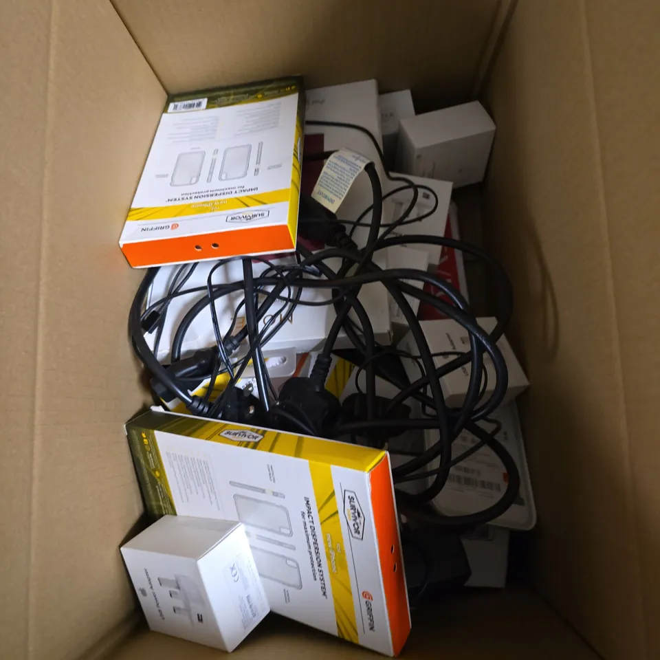 BOX OF APPROX 15 ASSORTED ELECTRICAL ITEMS & ACCESSORIES TO INCLUDE - PHONE CASES - WIRELESS SPEAKER - KEYBOARD - ETC