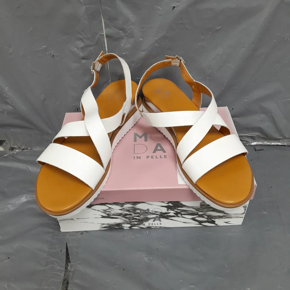 BOXED PAIR OF MODA IN PELLE WEDGE SANDAL WITH CROSS OVER IN WHITE LEATHER SIZE 7