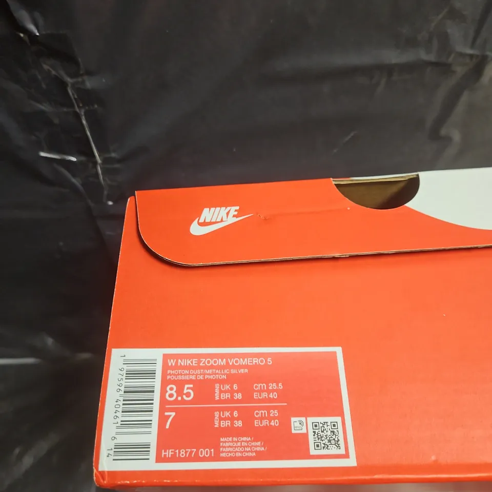 NIKE ZOOM VOMERO 5 WOMEN’S RUNNING SHOES – GREY/SILVER WITH PINK OUTSOLE (BOXED) UK SIZE 6