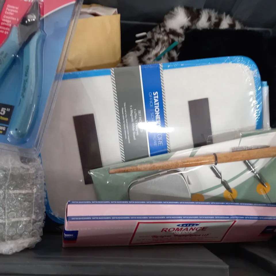 BOX OF APPROXIMATELY 8 ASSORTED ITEMS TO INCLUDE - THE WHITE COMPANY BELL DECORATIONS - STARBUCKS MUG - SHARPIE ECT