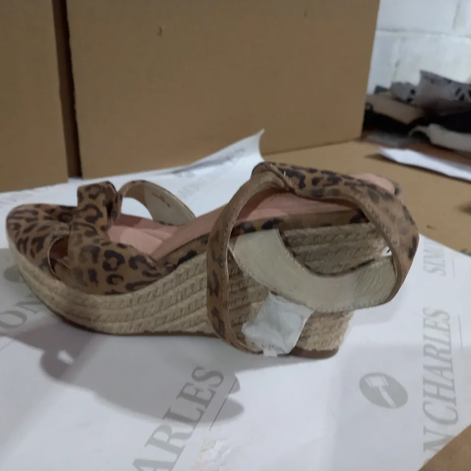 LEOPARD PRINT STYLE WEDGE SANDAL SIZE 5 