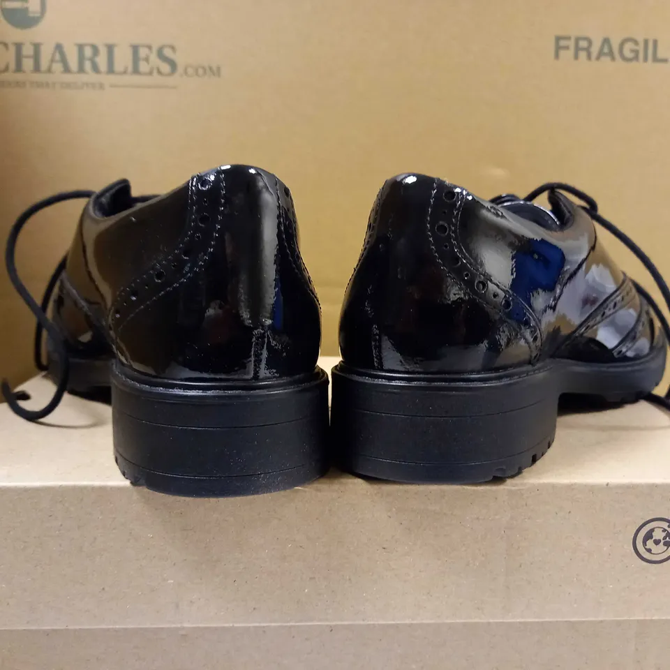 BOXED PAIR OF CLARKS BLACK LOXHAM BROGUE/SHOE - SIZE 6.5F