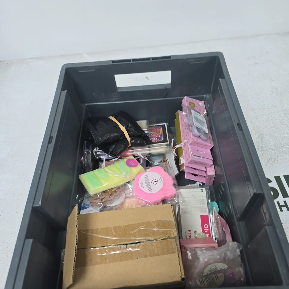 TOTE OF APPROXIMATELY 12 ASSORTED ITEMS TO INCLUDE: TEALIGHT CANDLES 
