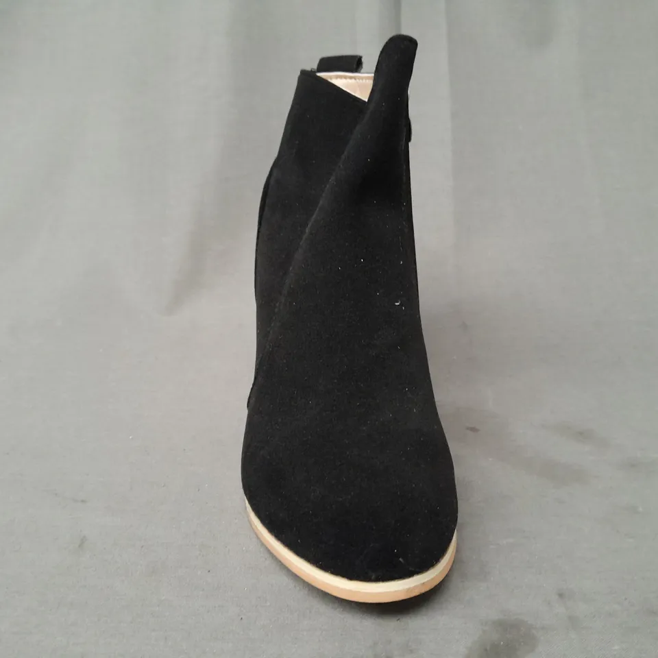 BOXED PAIR OF DESIGNER BLOCK HEEL ANKLE BOOTS IN BLACK EU SIZE 35