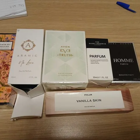 APPROXIMATELY 12 ASSORTED BOXED FRAGRANCES TO INCLUDE; PEACH JO, ARAMIC, AVON AND THE SCENT RESERVE