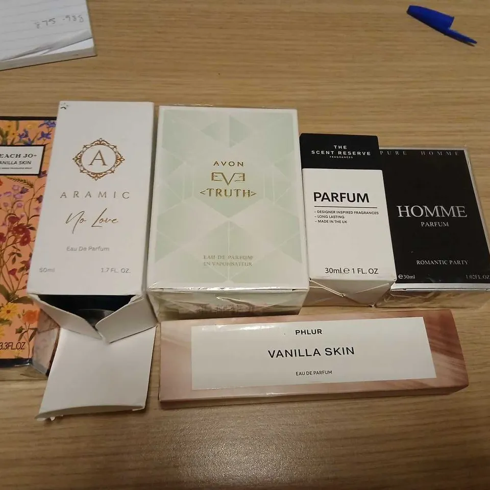 APPROXIMATELY 12 ASSORTED BOXED FRAGRANCES TO INCLUDE; PEACH JO, ARAMIC, AVON AND THE SCENT RESERVE