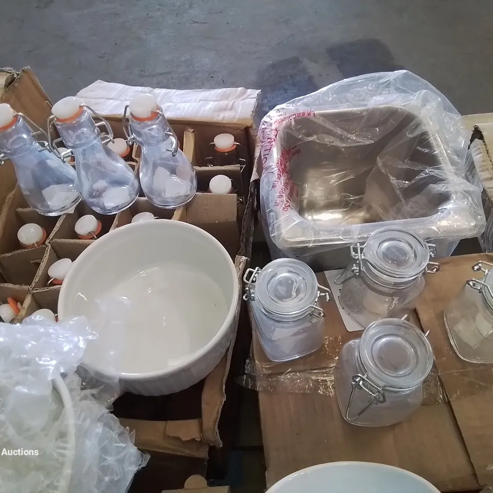 PALLET CONTAINING VARIOUS MIXED CATERING SUPPLIES, PLATES, TEAPOTS, GLASSES, BOWLS ETC.
