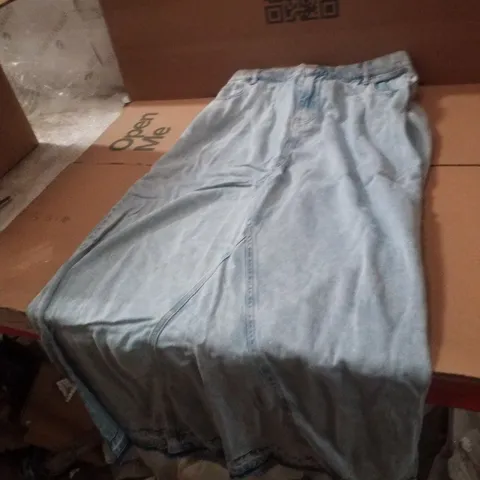 BOX CONTAINING APPROXIMATELY 10 BRAND NEW SIMPLY BE TENCEL LIGHT WASH MAXI SKIRT - SIZE 16