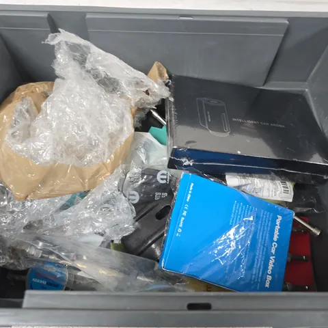 APPROXIMATELY 10 ASSORTED VEHICLE PARTS AND ACCESSORIES 