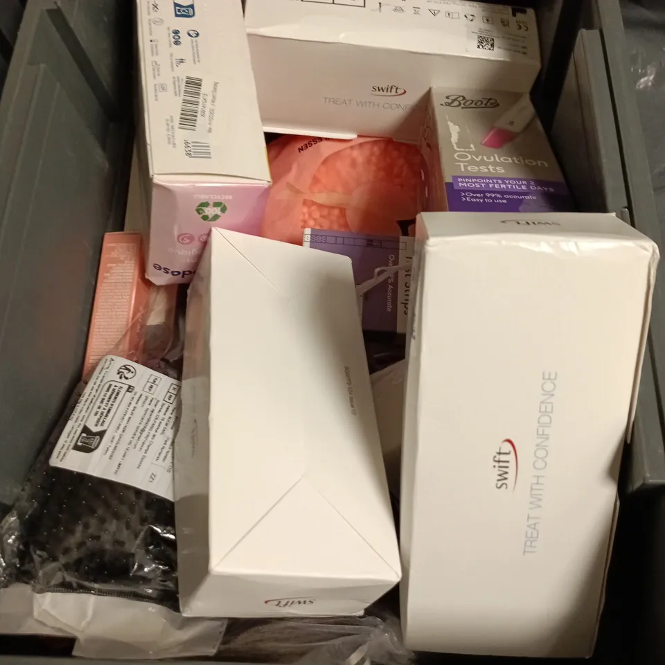 APPROXIMATELY 15 ASSORTED ITEMS OF COSMETICS INCLUDING BOOTS OVULATION TEST STRIPS, SNOOZE KIT EYE MASK AND PLUGS, UV FREE GEL WRAPS FOR NAILS AND TRAVEL MAKE UP SET