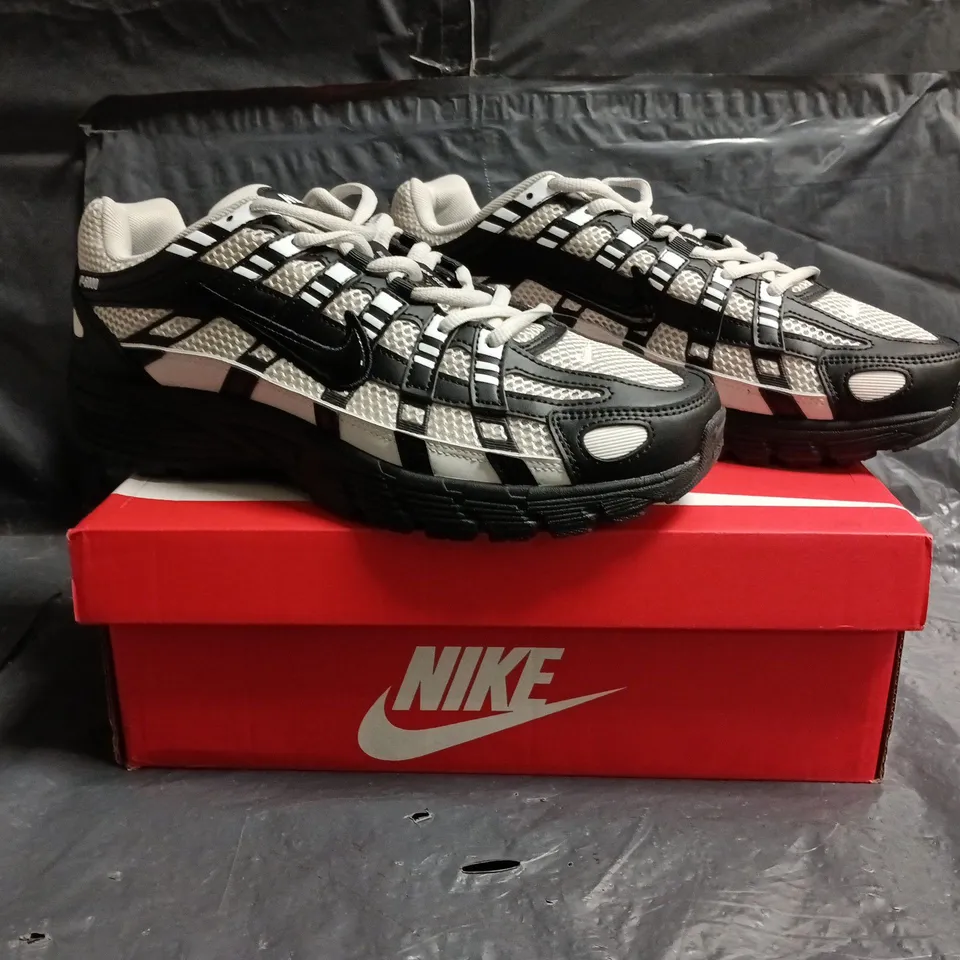 BOXED PAIR OF NIKE P-6000 TRAINERS IN GREY/BLACK SIZE UK 9