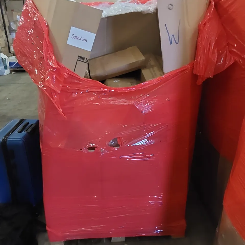 PALLET CONTAINING ASSORTED HOUSEHOLD PRODUCTS. INCLUDES TRAVEL BAG, SUITCASE, STAR WARS BACKPACK, RUG, TOILET SEAT ETC 