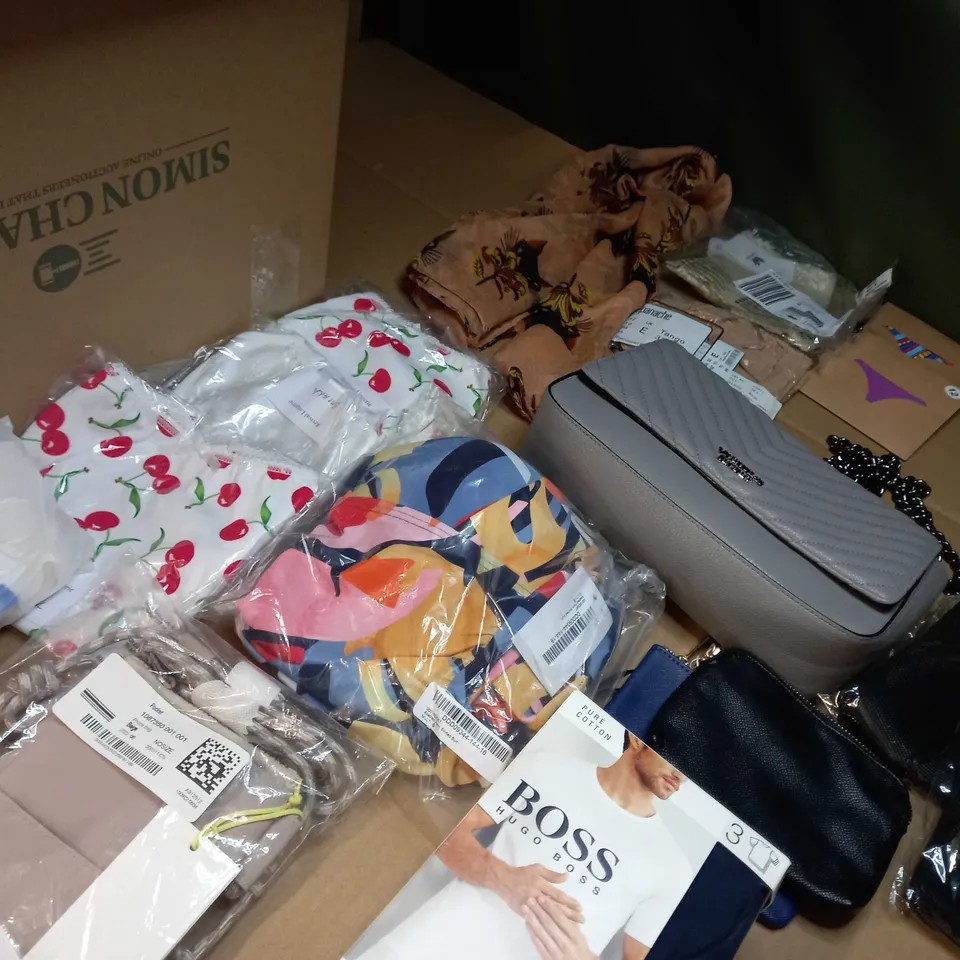 LOT OF APPROX. 15 ASSORTED CLOTHING ACCESSORIES  IN VARYING SIZES/COLOURS/STYLES TO INCLUDE: VESTS, BELTS, BAGS