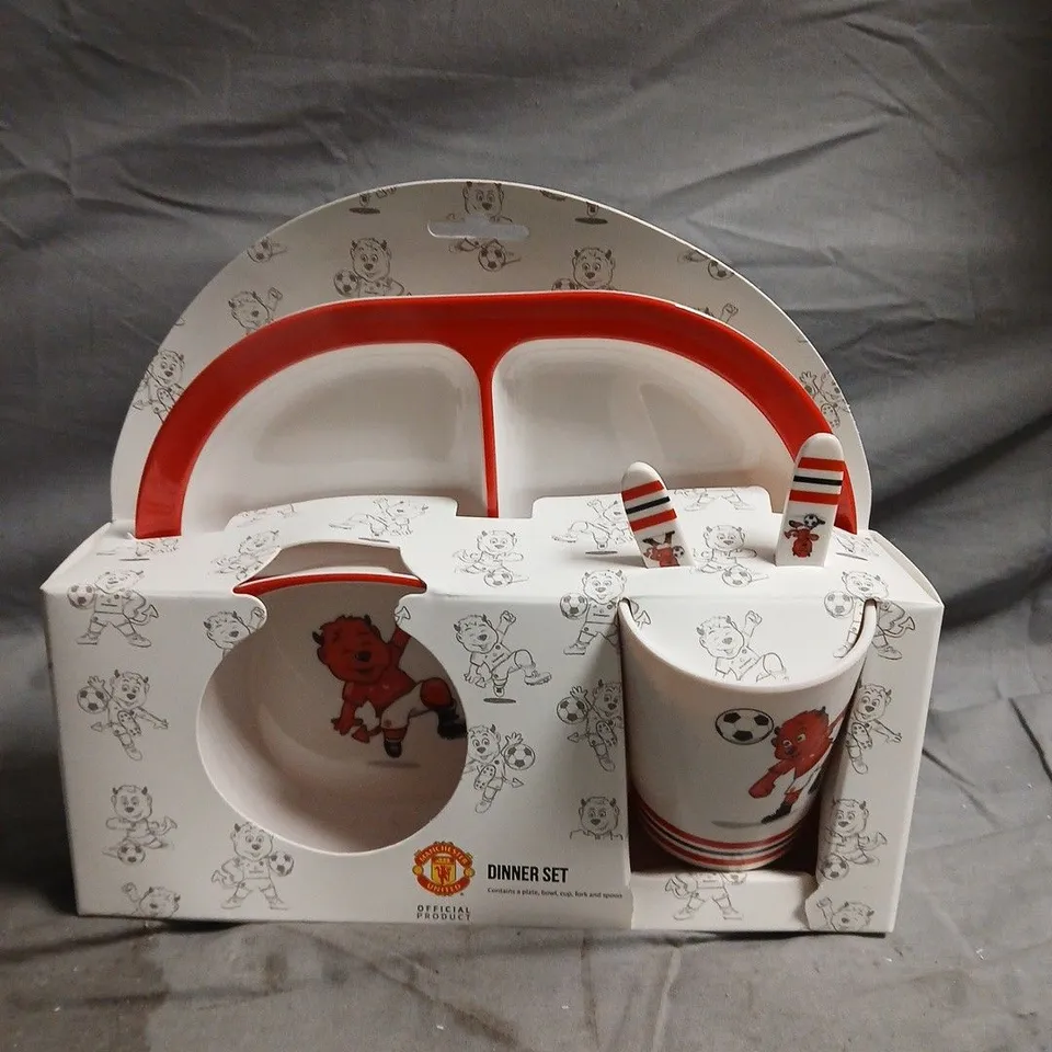 MANCHESTER UNITED CHILDREN'S DINNER SET - PLATE, BOWL & CUP WITH CARTOON BEARS AND FOOTBALL MOTIF
