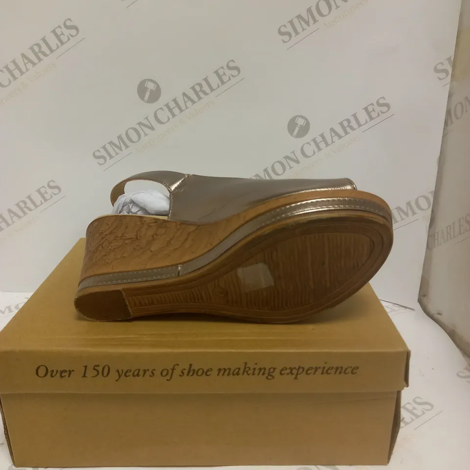 BOXED PAIR OF CUSHION WALK WEDGE HEEL SHOES IN GOLD - SIZE 5