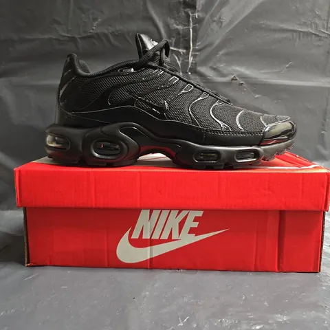 BOXED PAIR OF NIKE AIR MAX PLUS TN TRAINERS IN BLACK SIZE UK 7.5