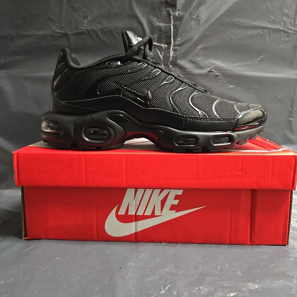 BOXED PAIR OF NIKE AIR MAX PLUS TN TRAINERS IN BLACK SIZE UK 7.5