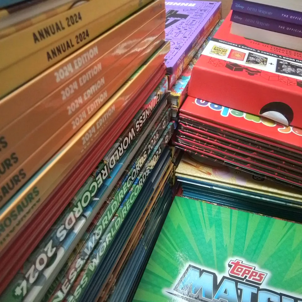 LARGE QUANTITY OF ASSORTED BOOKS AND 2024 ANNUALS TO INCLUDE ROBLOX,  MINECRAFT, MATCH ATTAX AND LITTLE MERMAID