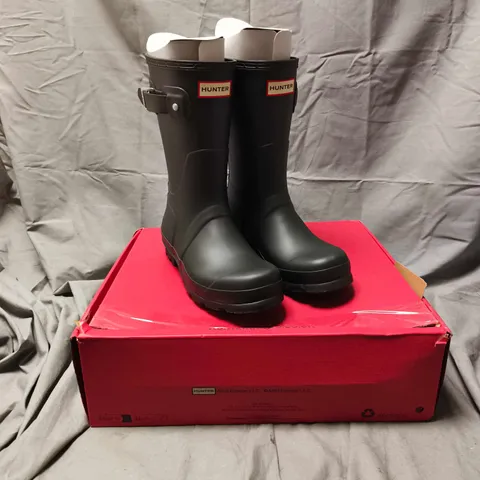 BOXED PAIR OF HUNTER WOMEN'S BLACK RUBBER RAIN BOOTS (WELLIES)- SIZE 6