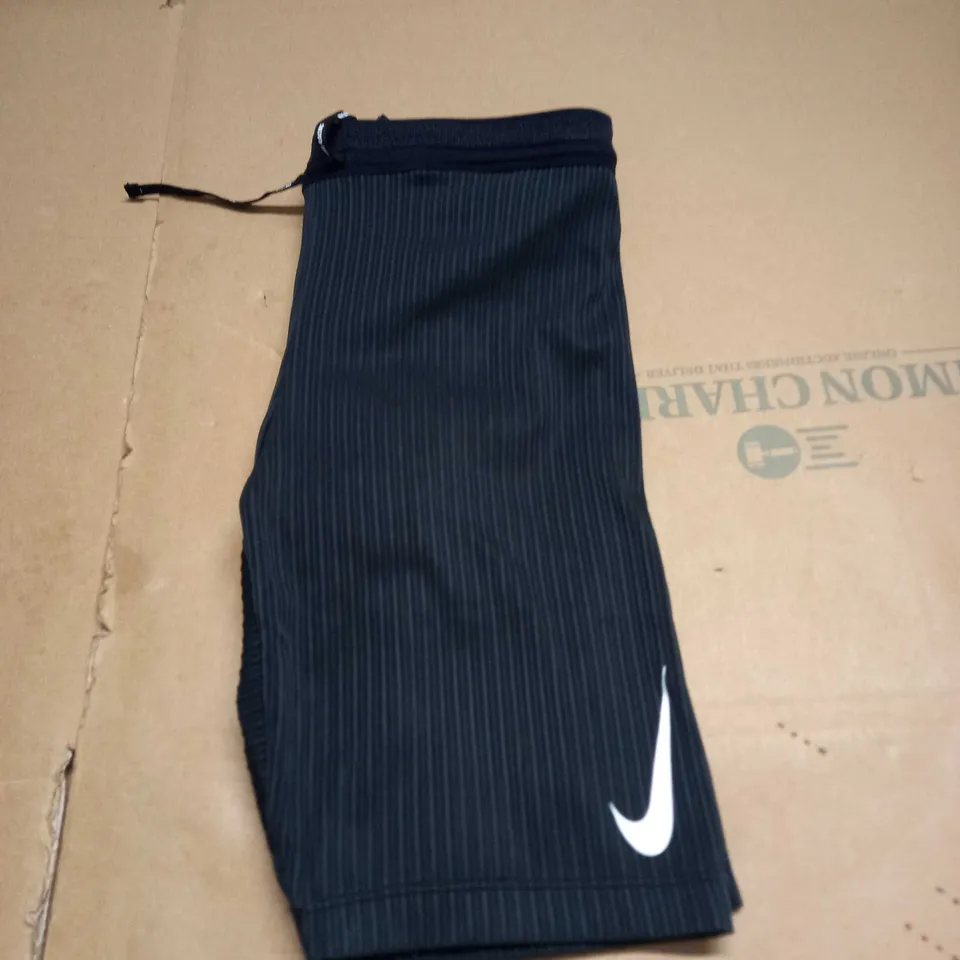 NIKE TIGHT FIT SHORTS SIZE S