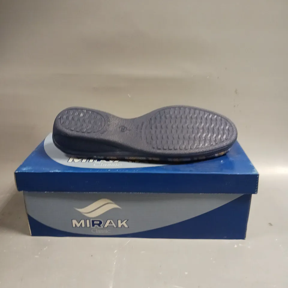 BOXED PAIR OF MIRAK CLASSIC OPEN TOE SLIP ON SANDLES IN BLUE - SIZE 6