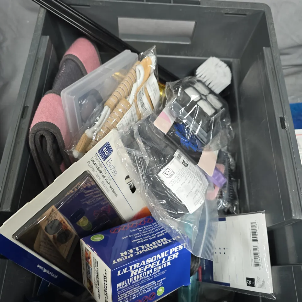 BOX OF ASSORTED ITEMS TO INCLUDE - SEAT BELT - KNEE BRACE - MODULAR PLUG CRIMPER 