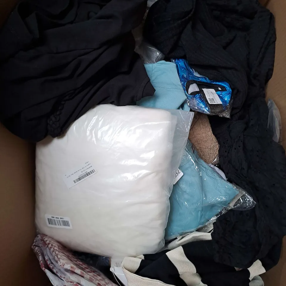 BOX OF APPROXIMATELY 25 ASSORTED CLOTHING ITEMS TO INCLUDE - JUMPER, SKIRT, TROUSERS ETC