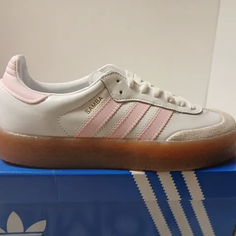 BOXED PAIR OF ADIDAS SAMBA J TRAINERS β WHITE/PINK, GUM SOLE, UK 5
