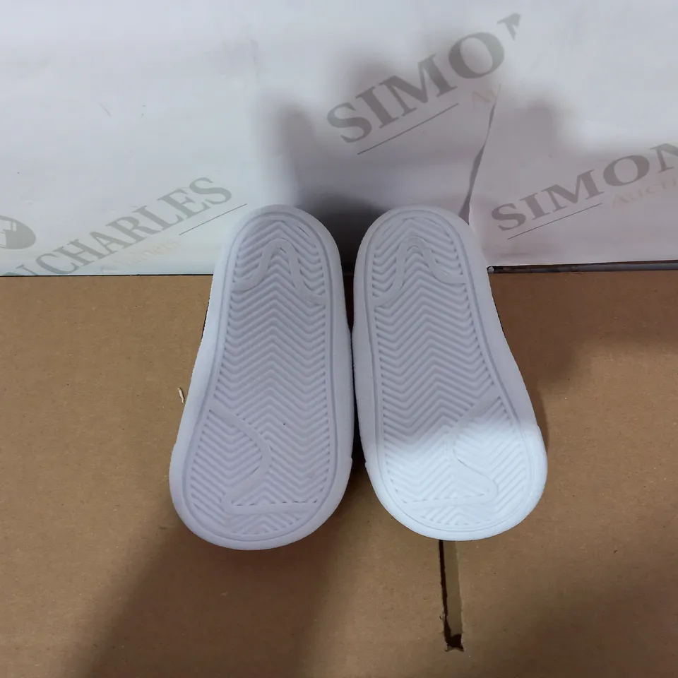 PAIR OF NIKE WHITE/BLACK TRAINERS SIZE TODDLER 2.5