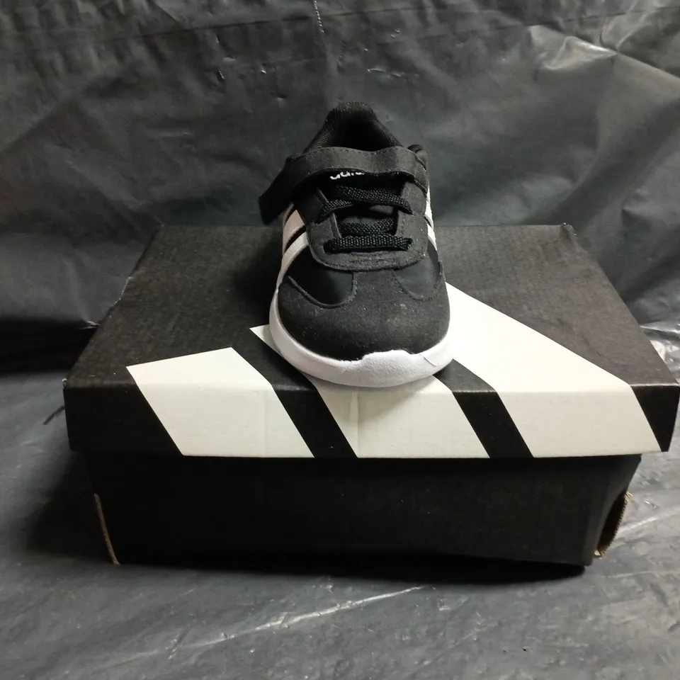 BOXED PAIR OF ADIDAS KID'S RUN 70S 2.0 EL SHOES IN BLACK/WHITE SIZE UK 8.5