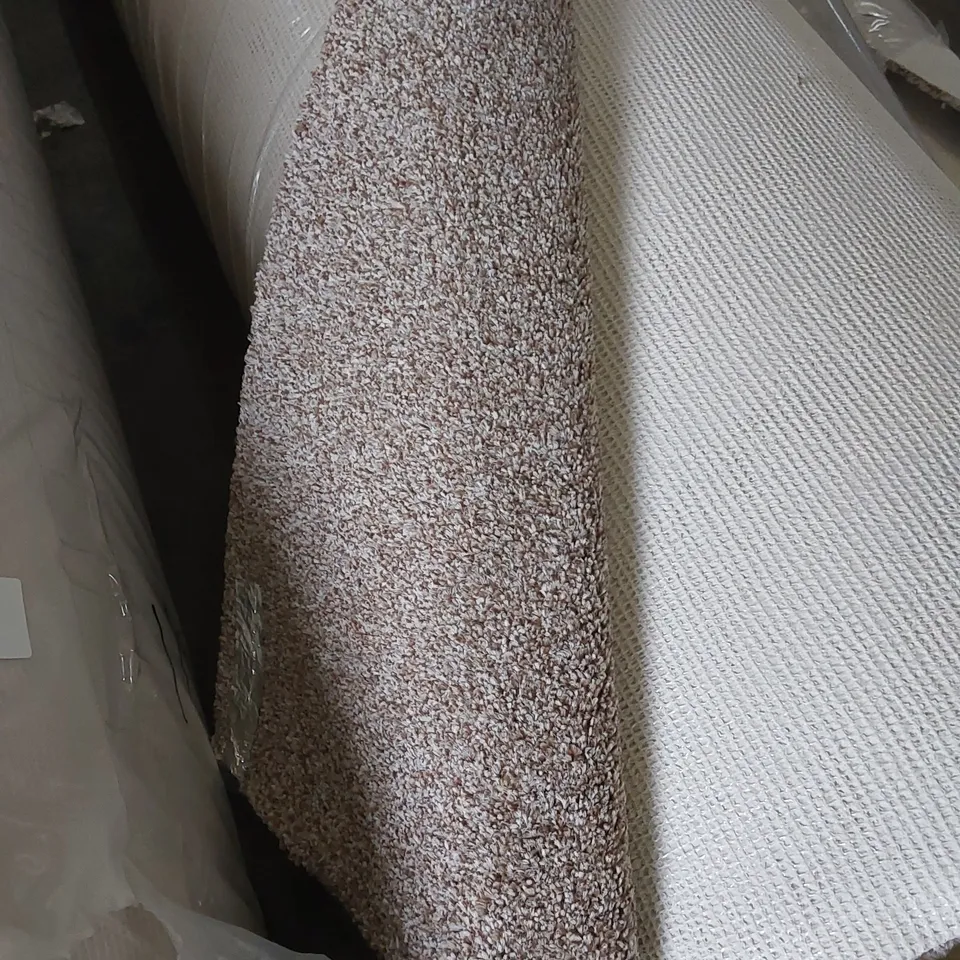ROLL OF QUALITY DARTMOOR TWIST SB CARPET // APPROX SIZE: 3.6 X 4m