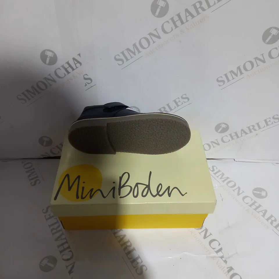 BOXED PAIR OF MINI BODEN BLACK LACED SHOE SIZE 5