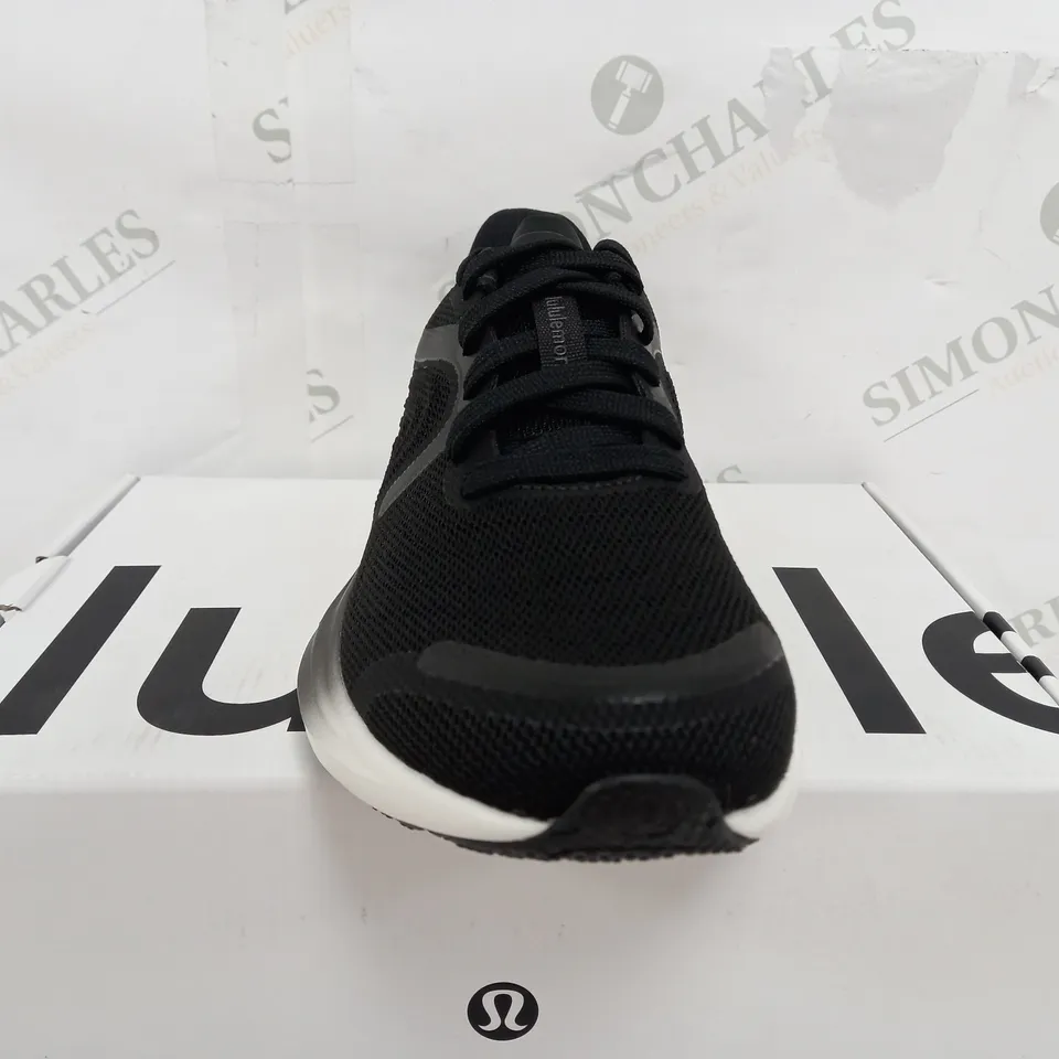 BOXED PAIR OF LULULEMON WOMENS BLISS FEEL RUN 2 TRAINERS IN BLACK - UK 3.5