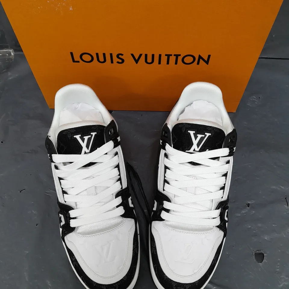 BOXED PAIR OF LOUIS VUITON TRAINER SNEAKERS BLACK/WHITE - 7/41 