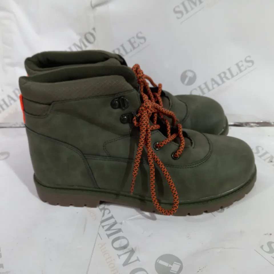 KIDS GREEN LACE UP BOOTS SIZE 5