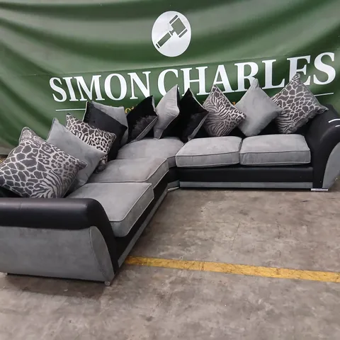 L-SHAPED GREY UPHOLSTERED CORNER SOFA WITH BLACK ARMRESTS