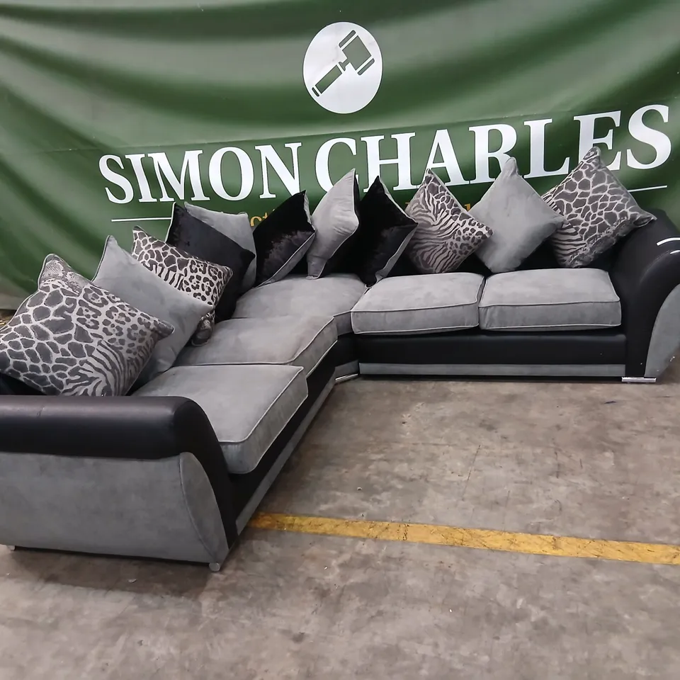 L-SHAPED GREY UPHOLSTERED CORNER SOFA WITH BLACK ARMRESTS