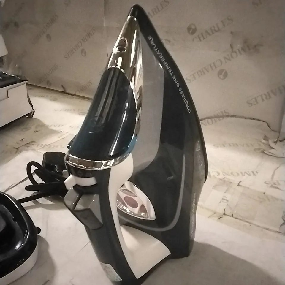 BOXED RUSSELL HOBBS CORDLESS ONE TEMPERATURE 2600W IRON