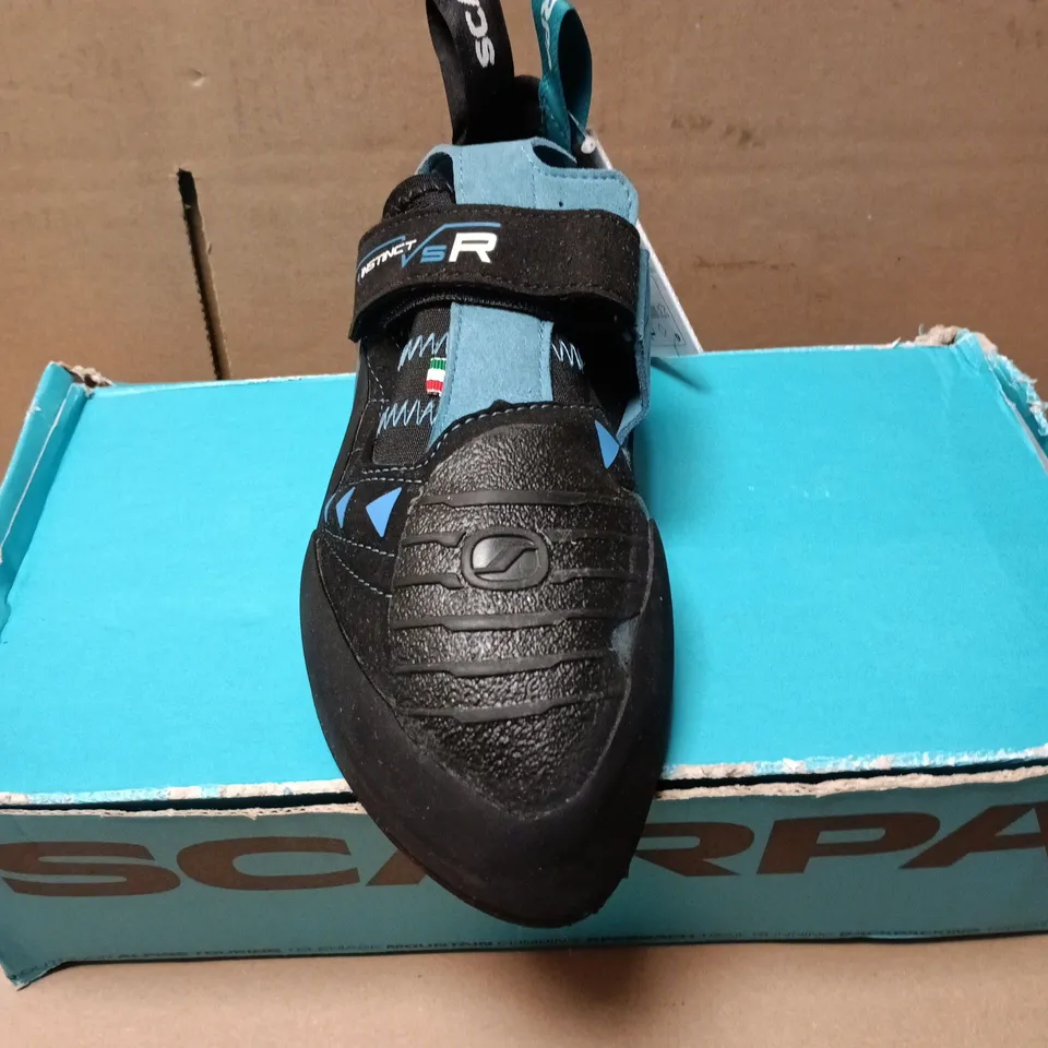 BOXED PAIR OF SCARPA INSTINCT VSR SHOES IN BLACK - UK 9.5
