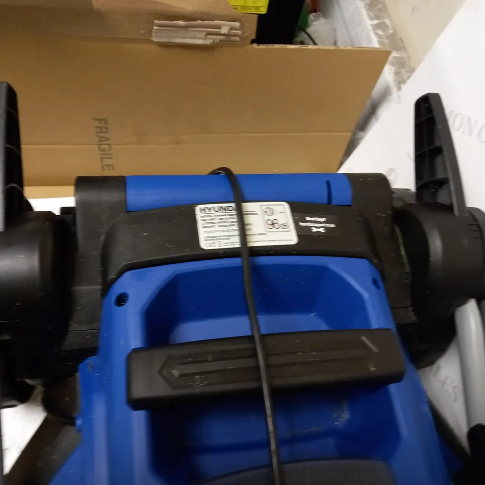 HYUNDAI 38CM CORDLESS 40V LITHIUM-ION BATTERY ROLLER LAWNMOWER WITH BATTERY AND CHARGER