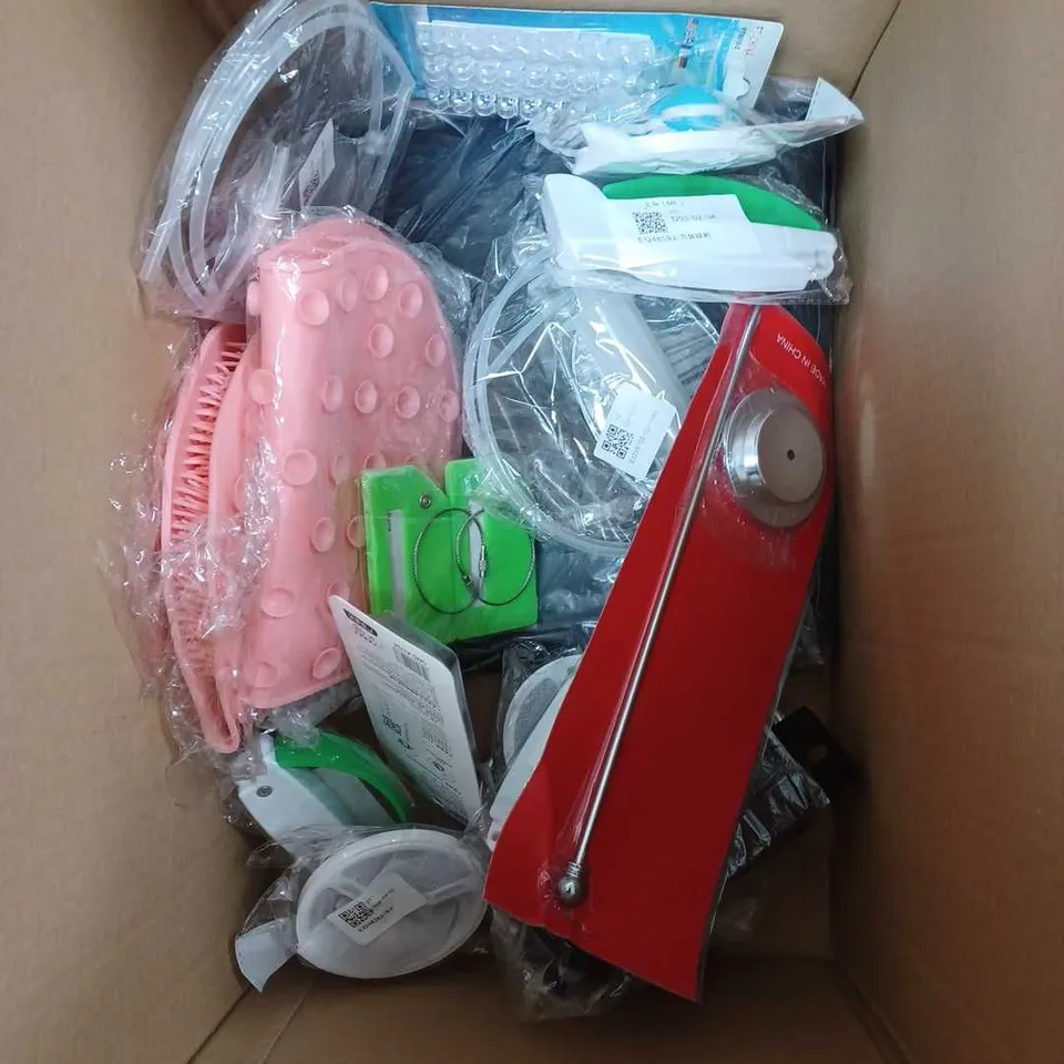 BOX OF APPROXIMATELY 10 ASSORTED ITEMS TO INCLUDE - HOMESPON BAG - PETSPA SPRAY MASSAGE BRUSH - HEART CUSHION - ETC