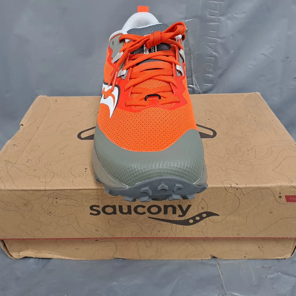 BOXED PAIR OF SAUCONY PEREGRINE 14 SHOES IN GREY/ORANGE SIZE UK 9