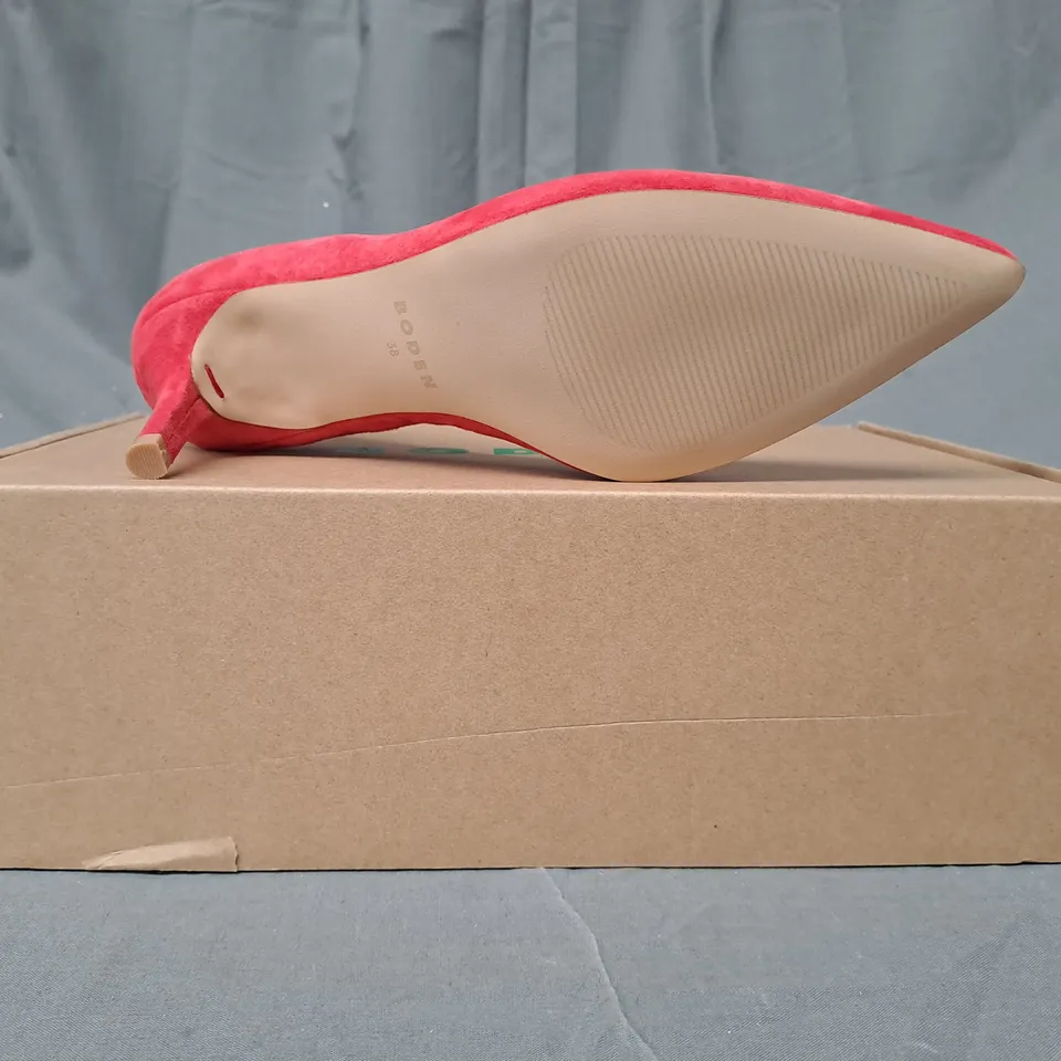 BOXED PAIR OF BODEN POINTED TOE MID-HEEL SHOES IN RED EU SIZE 38