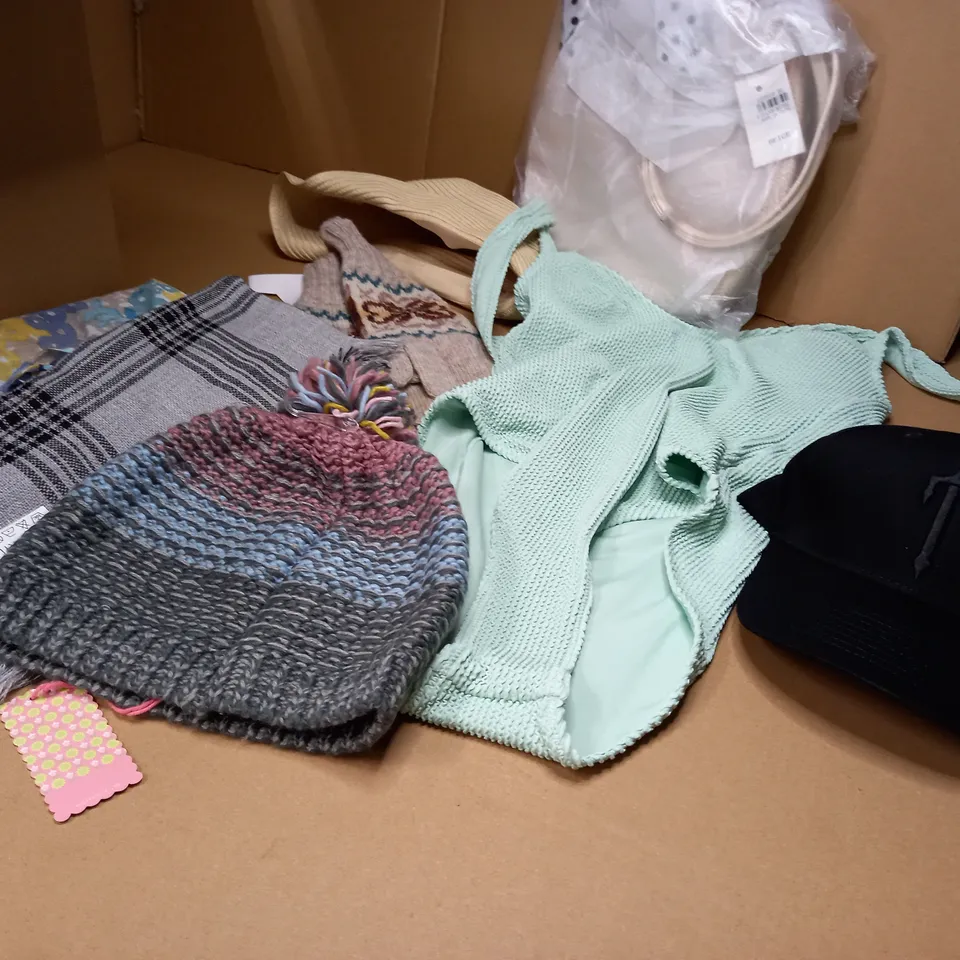 LOT OF A APPROX. 15 ASSORTED CLOTHING ACCESSORIES IN VARYING SIZES, COLOURS AND STYLES TO INCLUDE: SWIM COSTUME, HATS, GLOVES