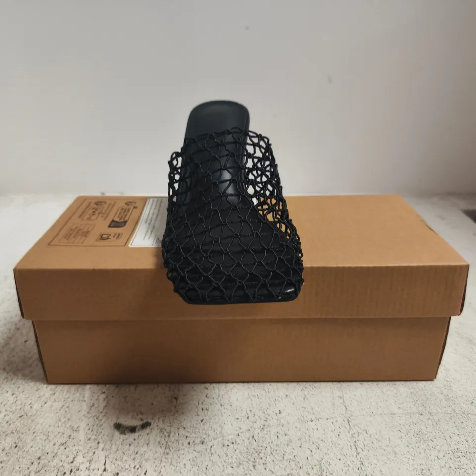 BOXED PAIR OF UNBRANDED SQUARE TOE HEELS W. NETTING IN BLACK SIZE EU 37
